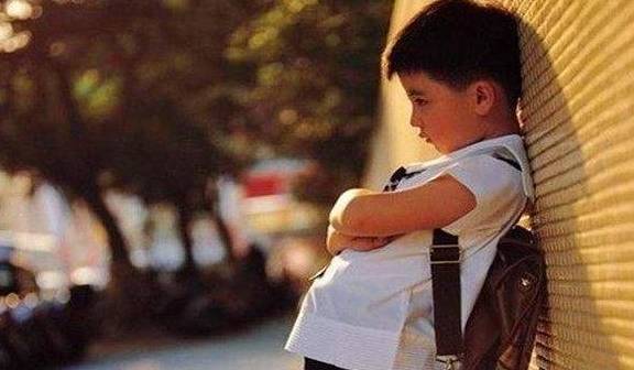 男孩不想上学,爸爸安排完整童年 男孩不想上学,爸爸安排完整童年